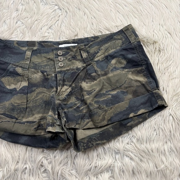 Y2K '00's Express Women's 12 Green Camo Cuffed Low Rise Twill Shorts Indie Sleaz - Picture 2 of 5
